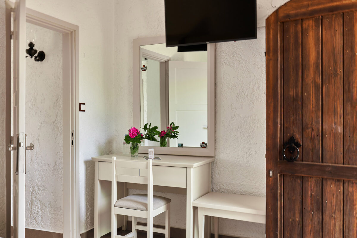 Mila Malia Studios Standard Triple Twin Studio II LXXIII Mila Malia Studios Standard Triple Twin Studio II LXXIII