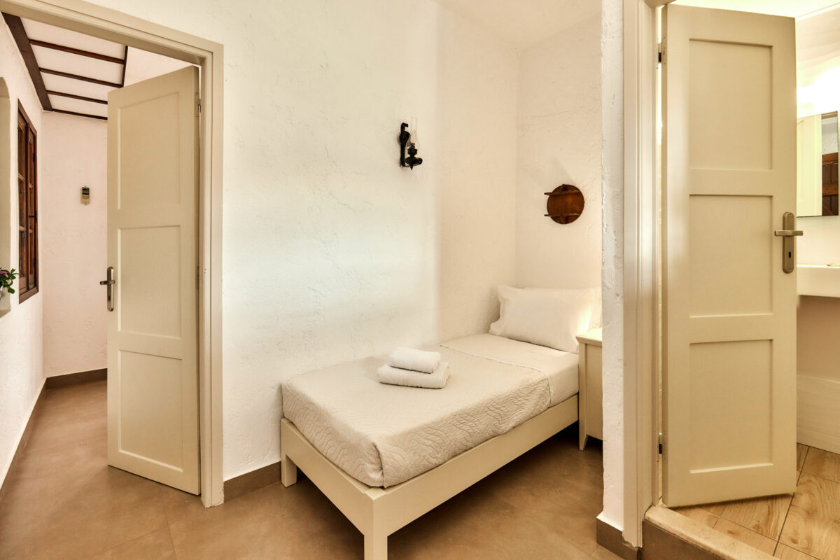 Mila Malia Studios Standard Triple Twin Studio III LXXIX Mila Malia Studios Standard Triple Twin Studio III LXXIX